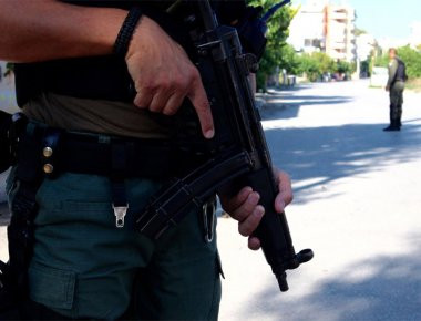 16 συλλήψεις για ναρκωτικά και όπλα απ' την επιχείρηση της ΕΛ. ΑΣ. στο στρατόπεδο Καποτά (φωτό)